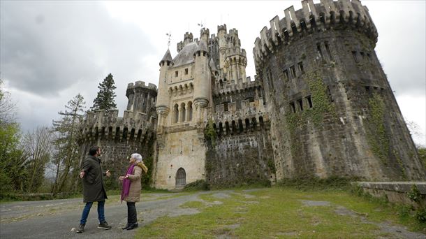 Joseba y Maria Jesús frente al castillo. 