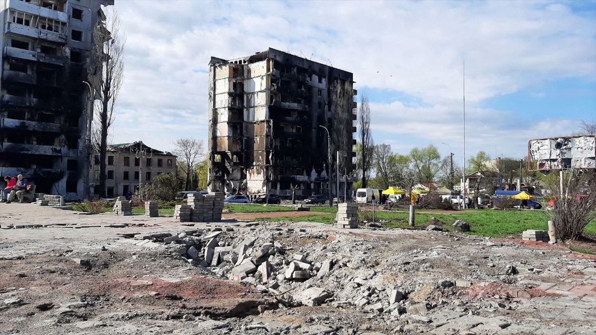 Daños en edificios y calles destruidas por los bombardeos, en Borodianka.