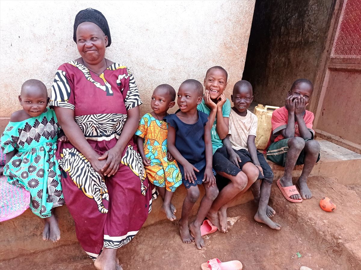  Salugandak landa-eskoletako 3.600 haurri eta 55 familia ugariri laguntzen die Mukonon eta Buikwen
