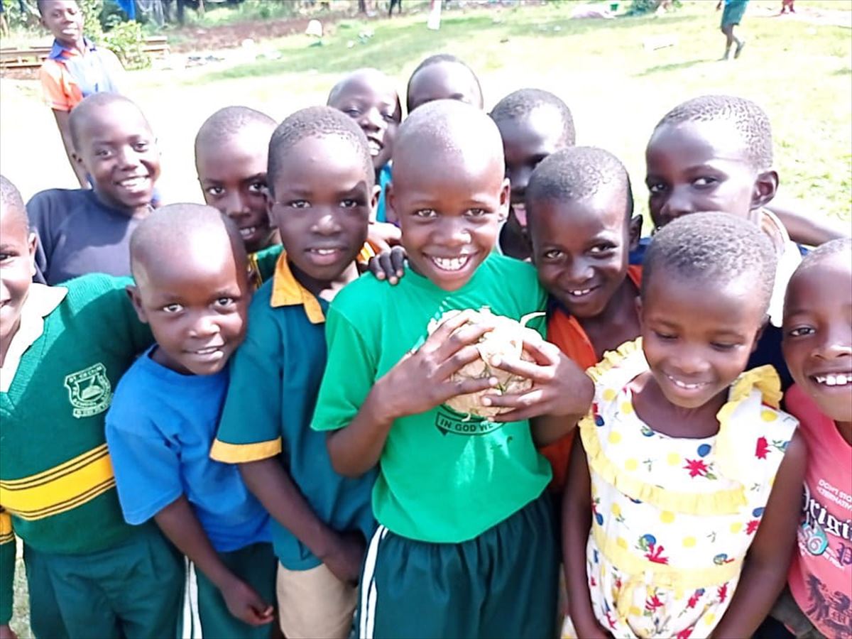 Niños y niñas ugandesas