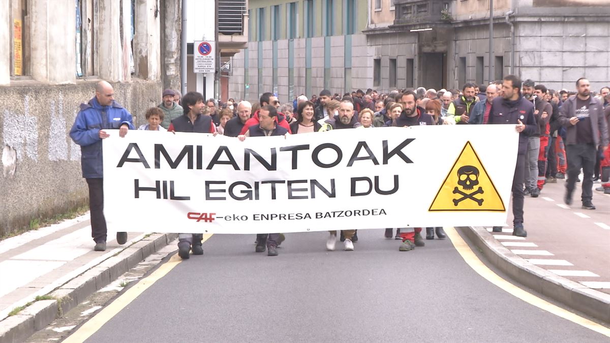 Manifestación de los trabajadores de CAF por las víctimas del amianto en Beasain. Foto: EITB