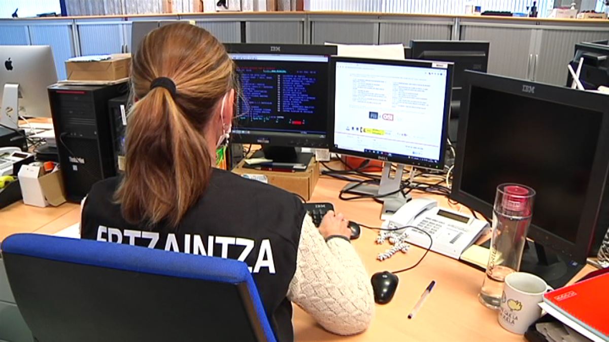 Una agente trabajando frente a un ordenador