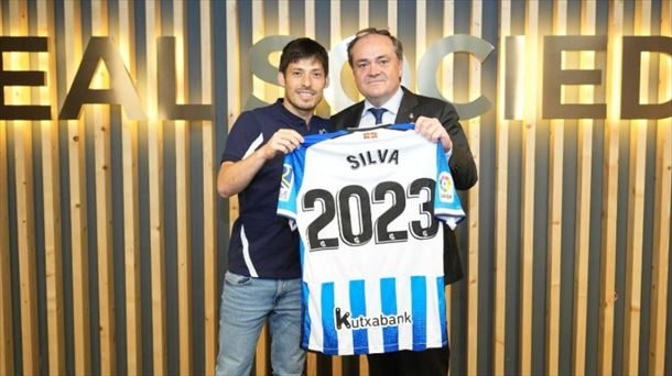 David Silva junto al presidente de la Real Sociedad Jokin Aperribay