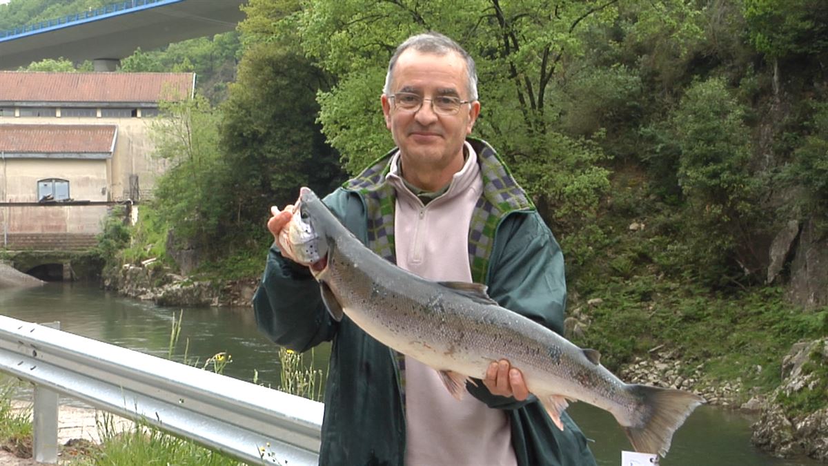 Pedro Iglesias con el primer salmón del Bidasoa, capturado este domingo. Foto: Gobierno de Navarra