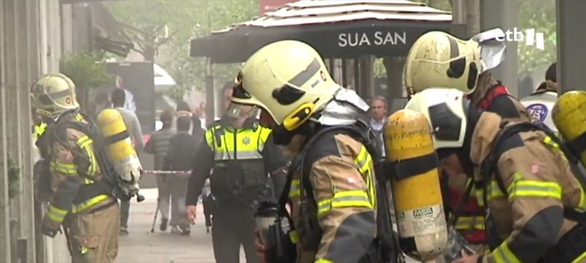 Bomberos en el exterior de la marisquería Serantes. Foto: EITB Media