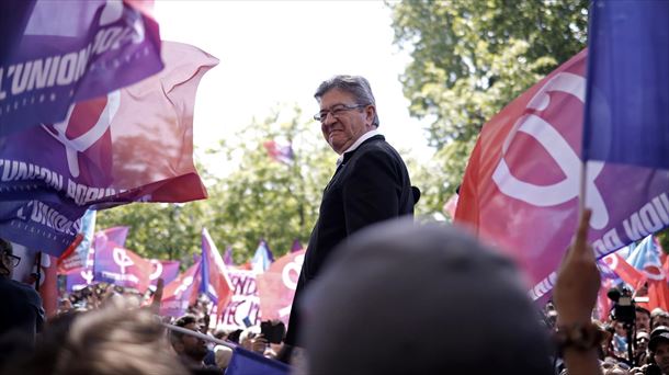 Jean-Luc Melenchon bere jarraitzaileekin inguratuta maiatzaren 1eko mobilizazioetan