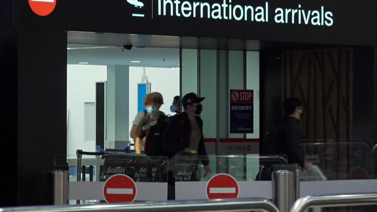 Turistas llegan al aeropuerto de Auckland. Imagen obtenida de un vídeo de Agencias.