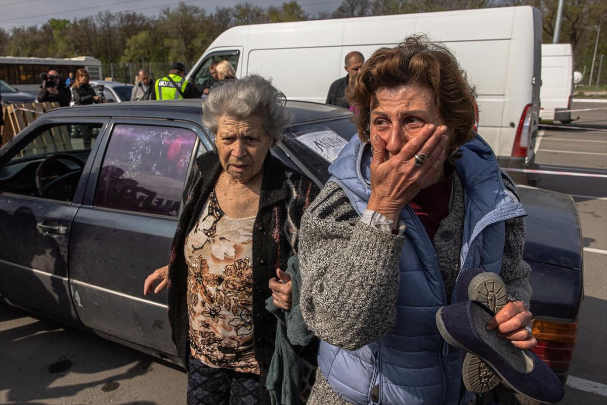 Dos mujeres llegan al centro de recepción de refugiados de Zaporiya. EFE