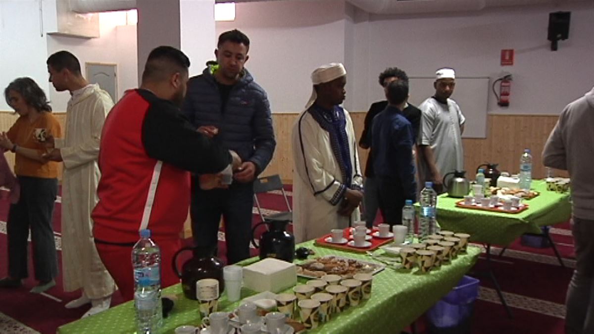Musulmanes en la mezquita. Imagen: EITB Media