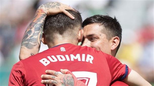 Budimir celebra su gol y su récord con el Chimy (vía @CAOsasuna)