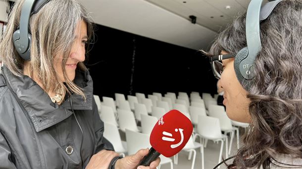 Idoia Jauregi durante la entrevista a la actriz ucraniana Anabell Sotelo