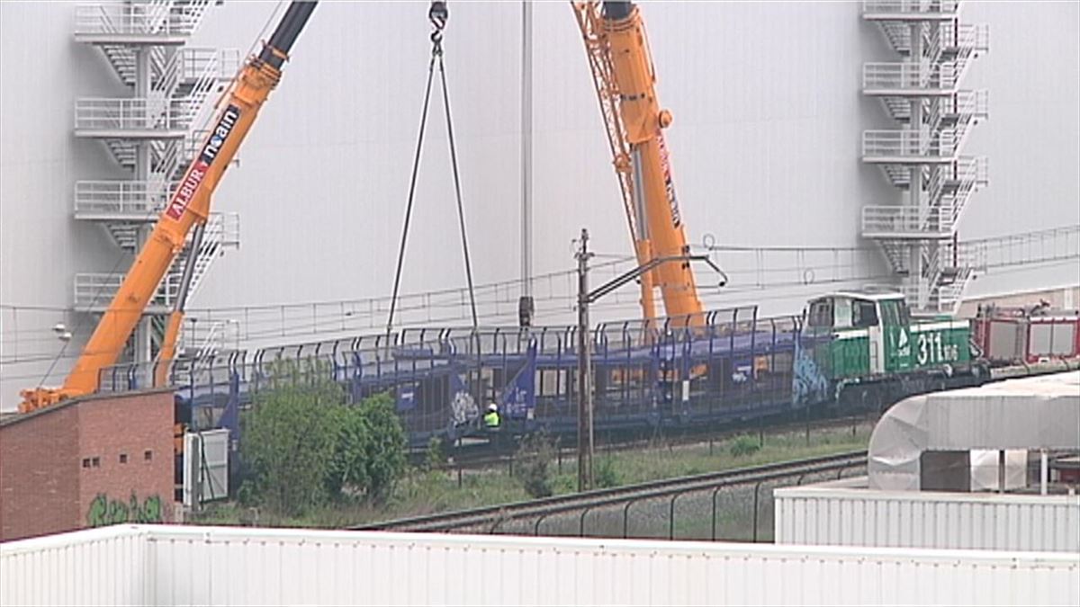 Las grúas retirando la locomotora y los vagones que han descarrilado. Imagen: EiTB Media