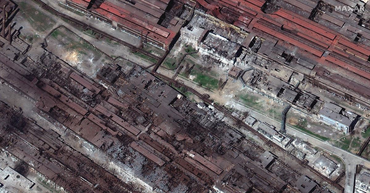 Imagen de satélite proporcionada por Maxar Technologies de la planta siderúrgica de Azovstal