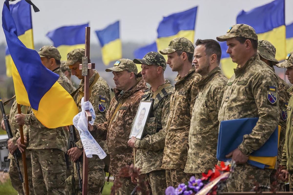 Hainbat soldadu ukrainar, gaur. Argazkia: EFE