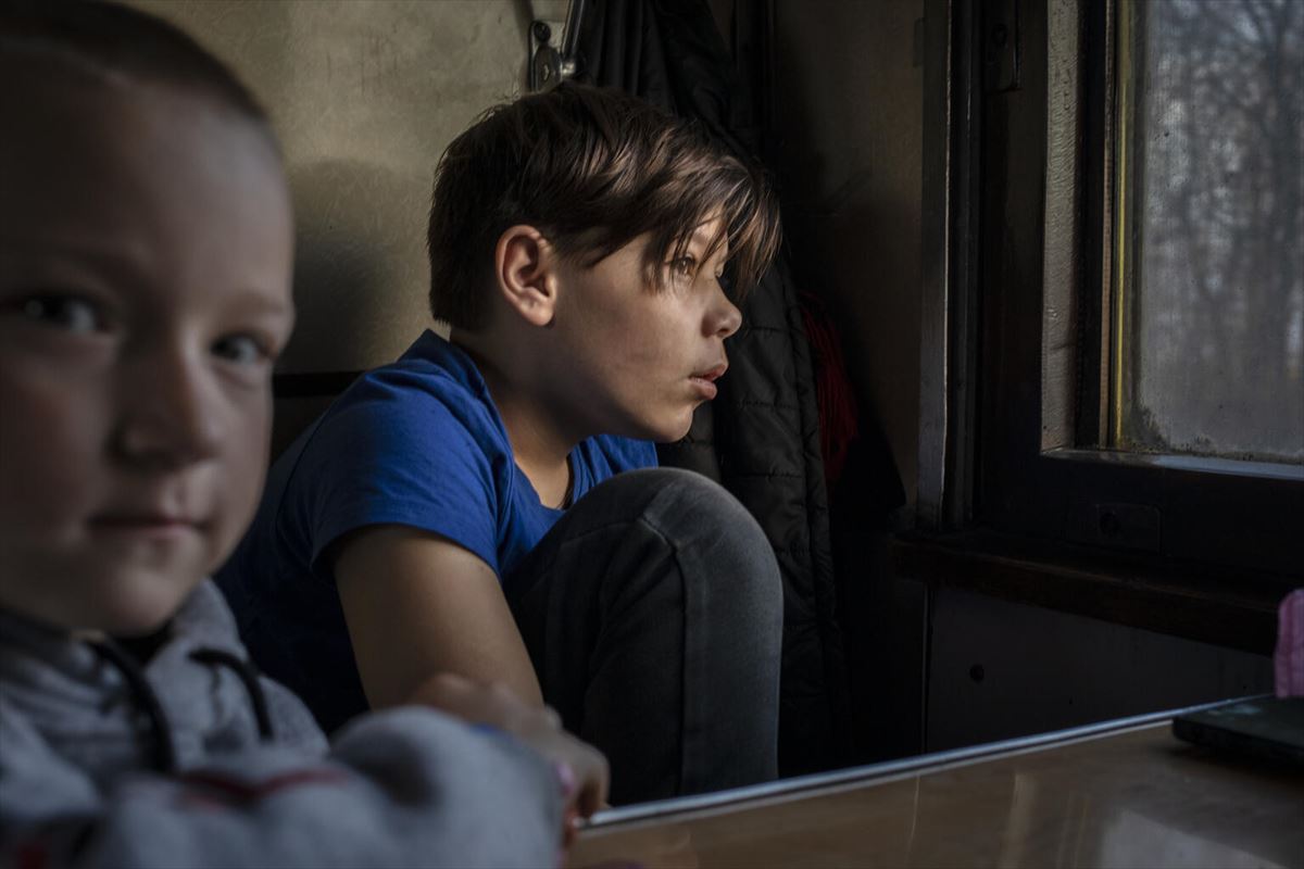 Dos niños de Ucrania, en un tren. 