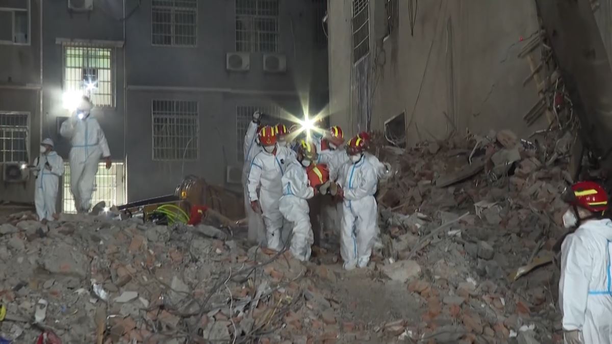 Edificio derrumbado. Imagen obtenida de un vídeo de Agencias.