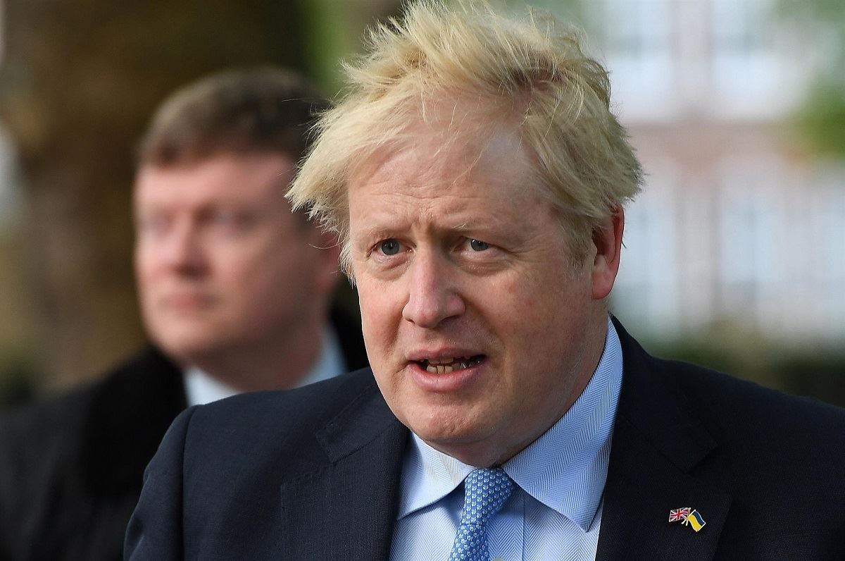 El primer ministro británico Boris Johnson tras votar en las elecciones locales de este jueves