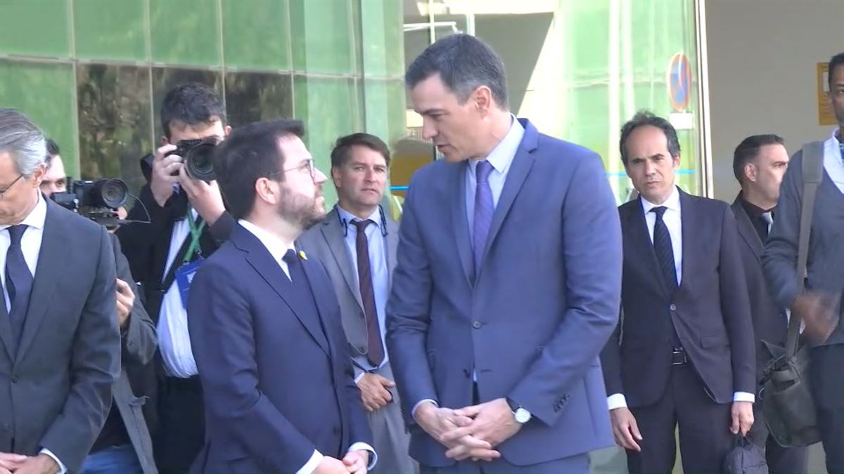 Saludo entre Sánchez y Aragonès. Imagen obtenida de un vídeo de Agencias.