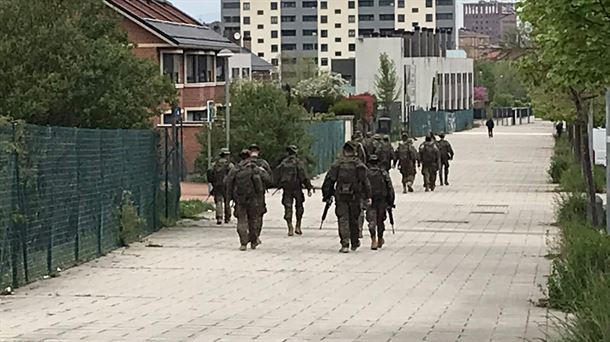 Militares armados paseando por Salburua