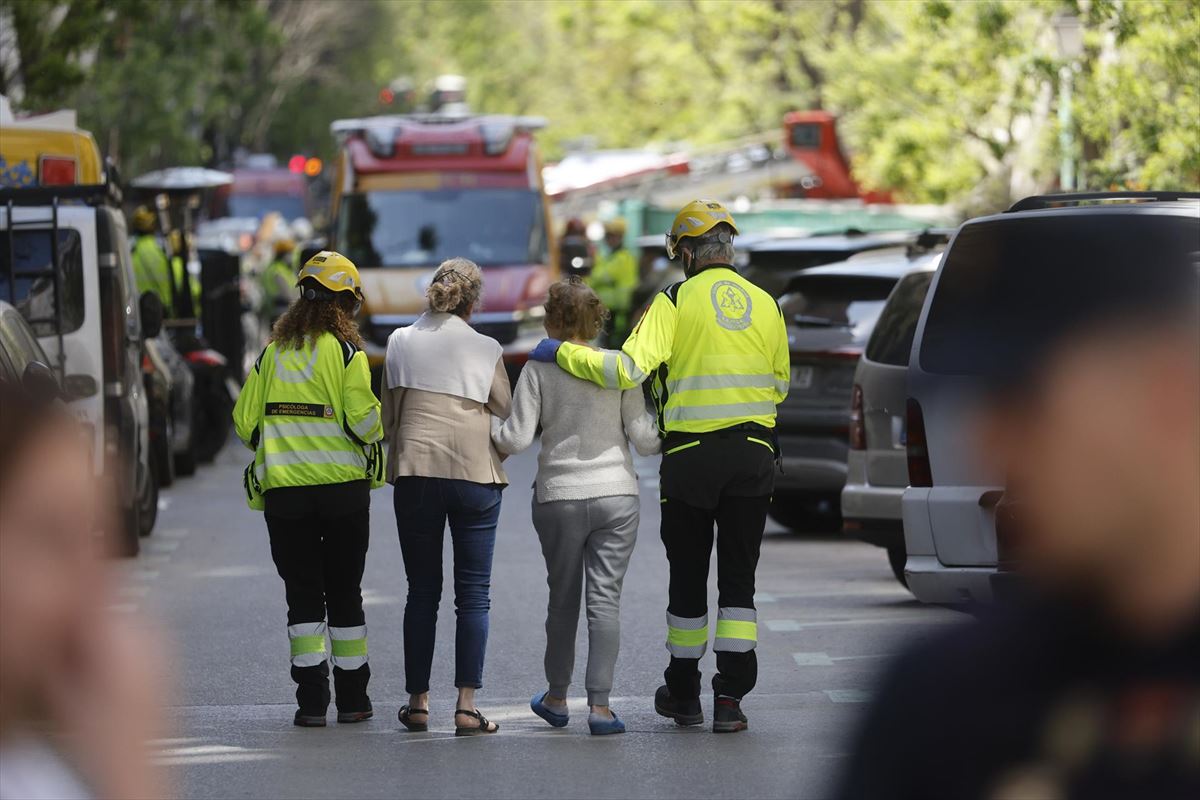 Efectivos de Protección Civil, acompañando a personas afectadas. EFE