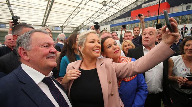 Michelle O'Neill eta Mary Lou McDonald emaitzak ospatzen. Argazkia: EFE