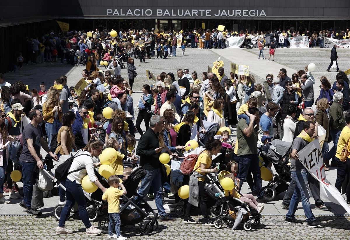 Miles de personas reclaman en Pamplona unas escuelas infantiles "dignas". Foto: EFE