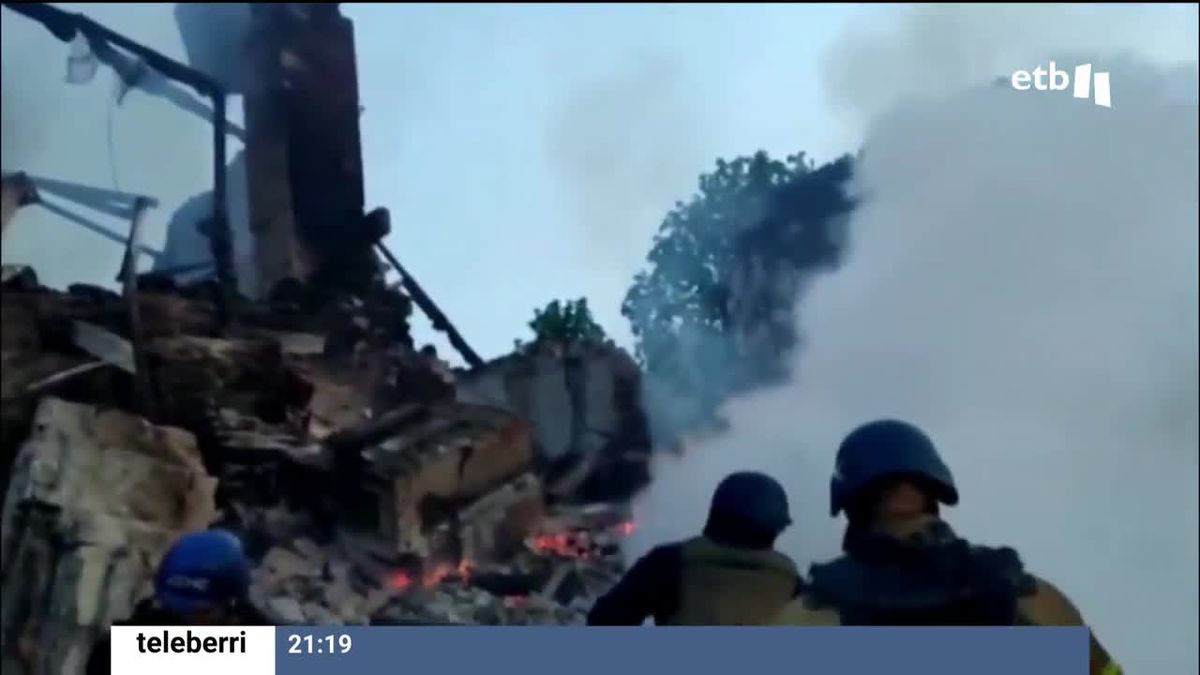 Imagen de archivo de tanques ucranianos disparando. Foto: EFE