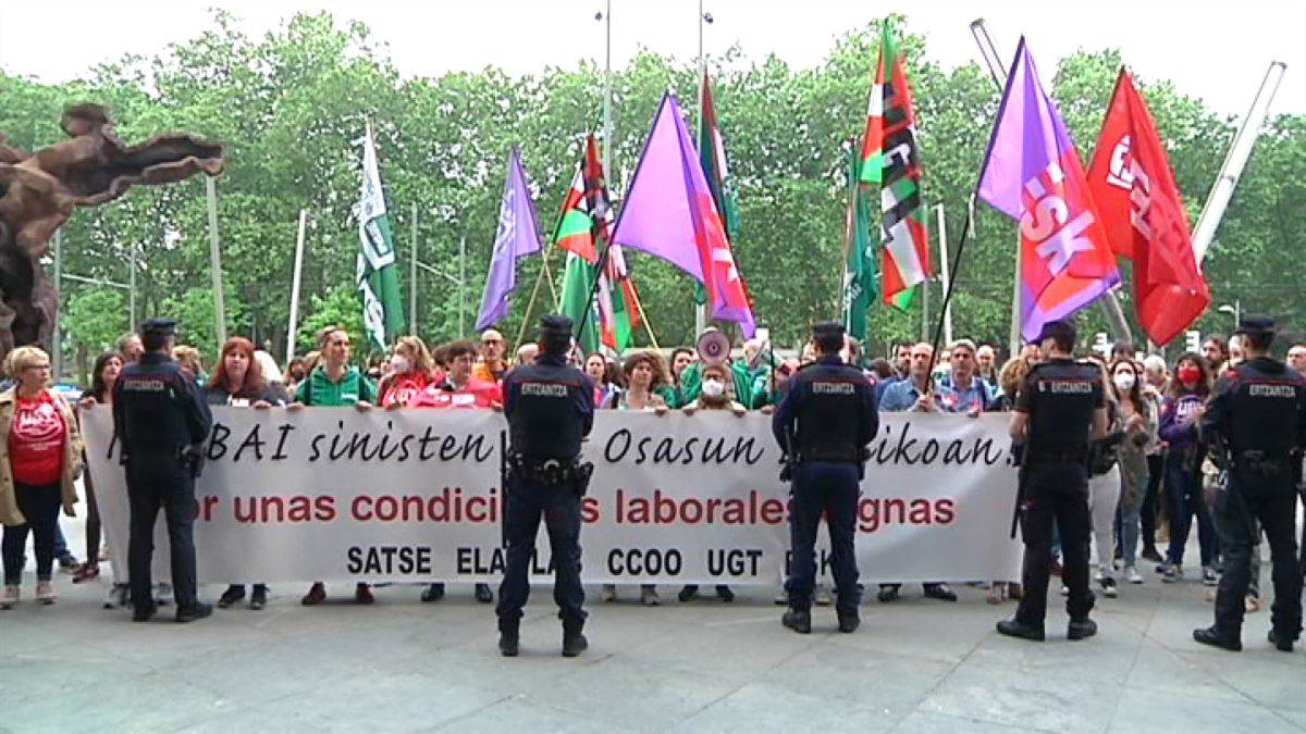Protesta ante el Palacio Euskalduna. Imagen obtenida de un vídeo de EITB Media.