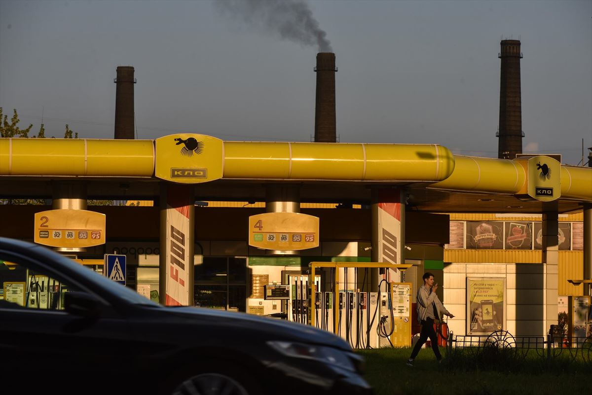 Una estación de gas cerrada junto a una gasolinera, en Kiev (Ucrania). Foto: EFE
