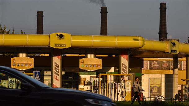 Una estación de gas cerrada junto a una gasolinera, en Kiev (Ucrania). Foto: EFE