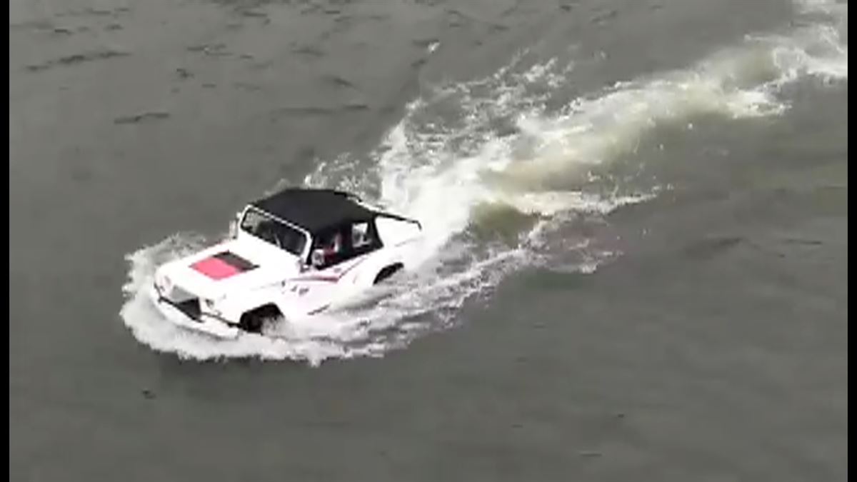 El coche anfibio navega en la Ría de Bilbao. Imagen sacada del vídeo.
