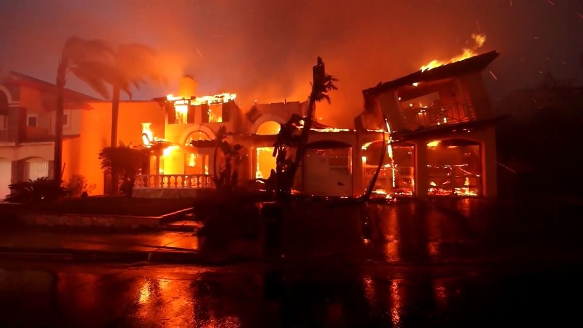 Mansión en llamas en Laguna Niguel. Imagen obtenida de un vídeo de Agencias.