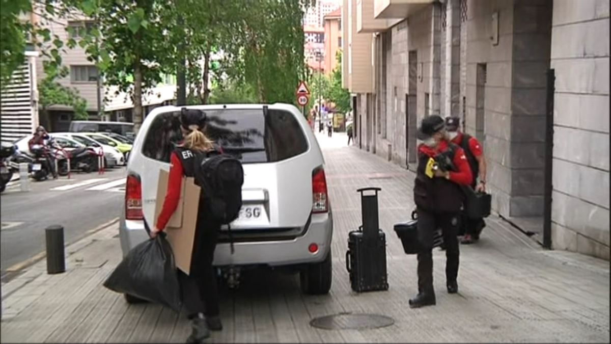 Agentes de la Ertzaintza abandonan el inmueble. Imagen obtenida de un vídeo de EITB Media.