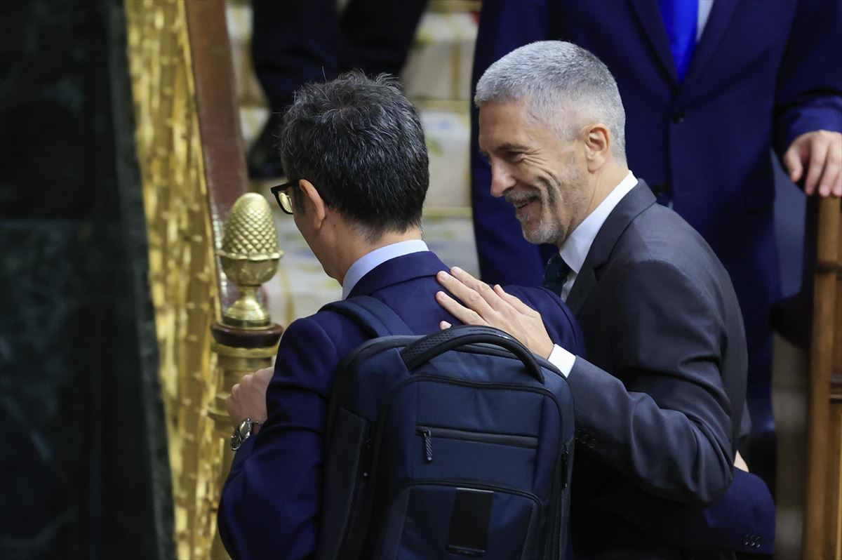 El ministro de la Presidencia, Félix Bolaños, junto a un sonriente Marlaska en el Congreso. EFE