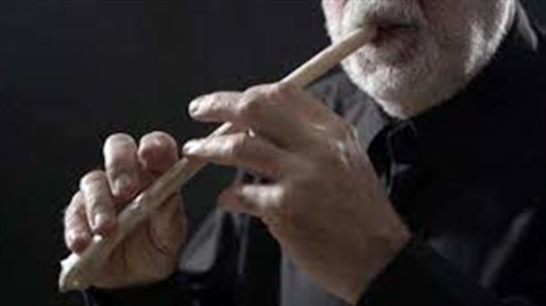 Juan Mari Beltrán,experto en instrumentos tradicionales vascos publica un disco-libro sobre flautas.