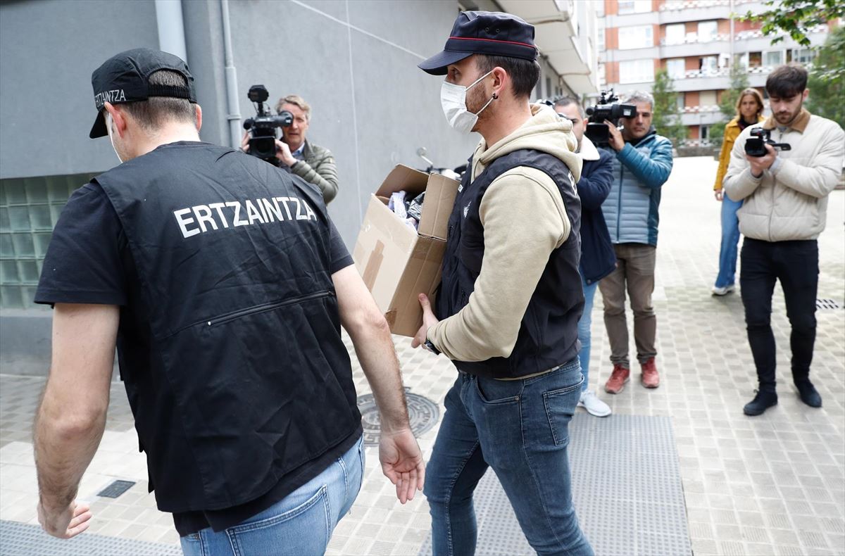 Agentes de la Ertzaintza abandonan la vivienda registrada esta mañana en Bilbao. Foto: EFE