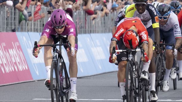 Demare e Ewan, en el esprint que ha decidido la 6ª etapa del Giro 2022