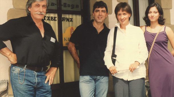 Ugutz Robles-Arangiz junto a otros actores de la serie "Goenkale" en 1998