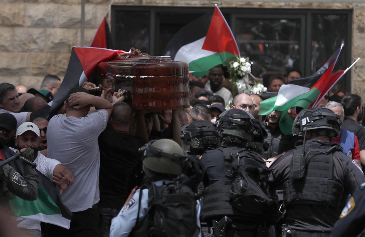 La Policía israelí carga contra los asistentes al funeral. EFE