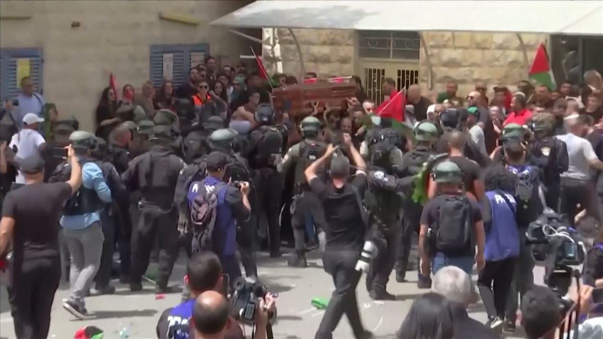 La Policía israelí carga contra los asistentes al funeral. EFE
