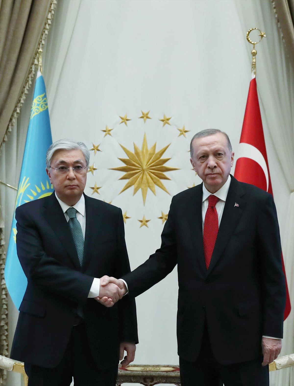 El presidente de Turquía, Recep Tayyip Erdogan (d), junto a su homólogo de Kazajistán. Foto: EFE