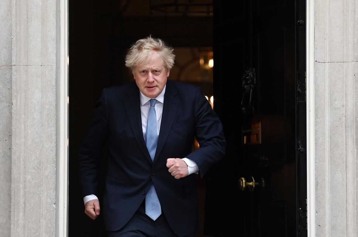 El primer ministro británico Boris Johnson saliendo de Downing Street