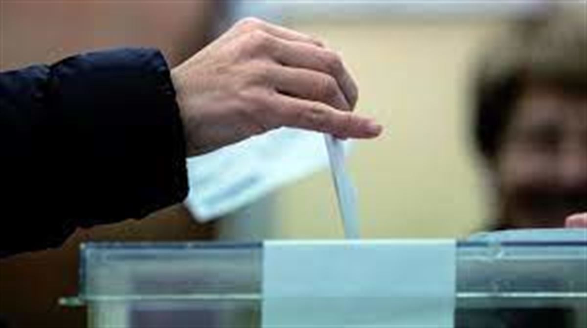Imagen de archivo de unas urnas con una persona votando. EITB