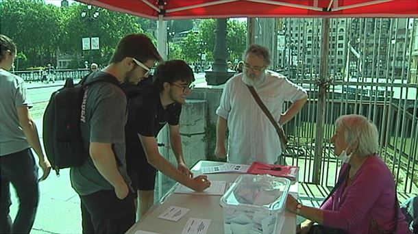 Dos jóvenes votan en Bilbao. Captura de imagen de un vídeo de EITB Media.