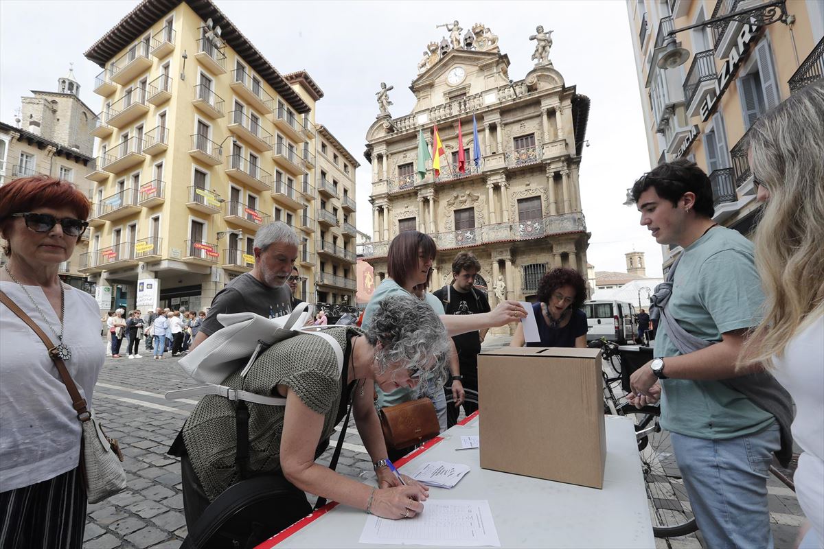 Varias personas votando ayer en Pamplona. Foto: EFE