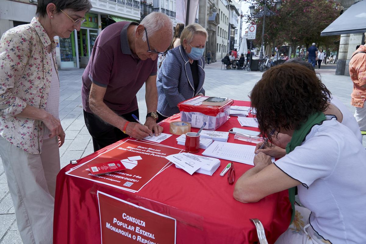 Ciudadanos votando en Vitoria-Gasteiz. Foto: EFE