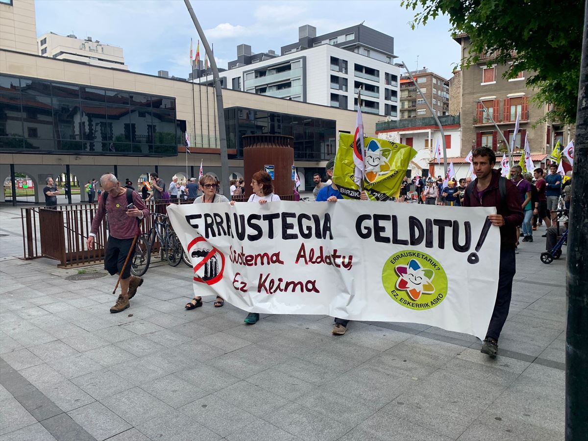 Pancarta de la manifestación hoy, en Lasarte. Foto: Amaia Arostegi | EITB Media