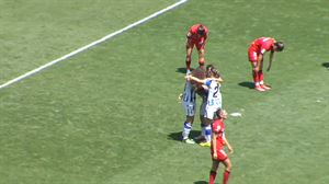 La Real vence al Alavés en el derbi y celebra con su afición su gran temporada (6-1)