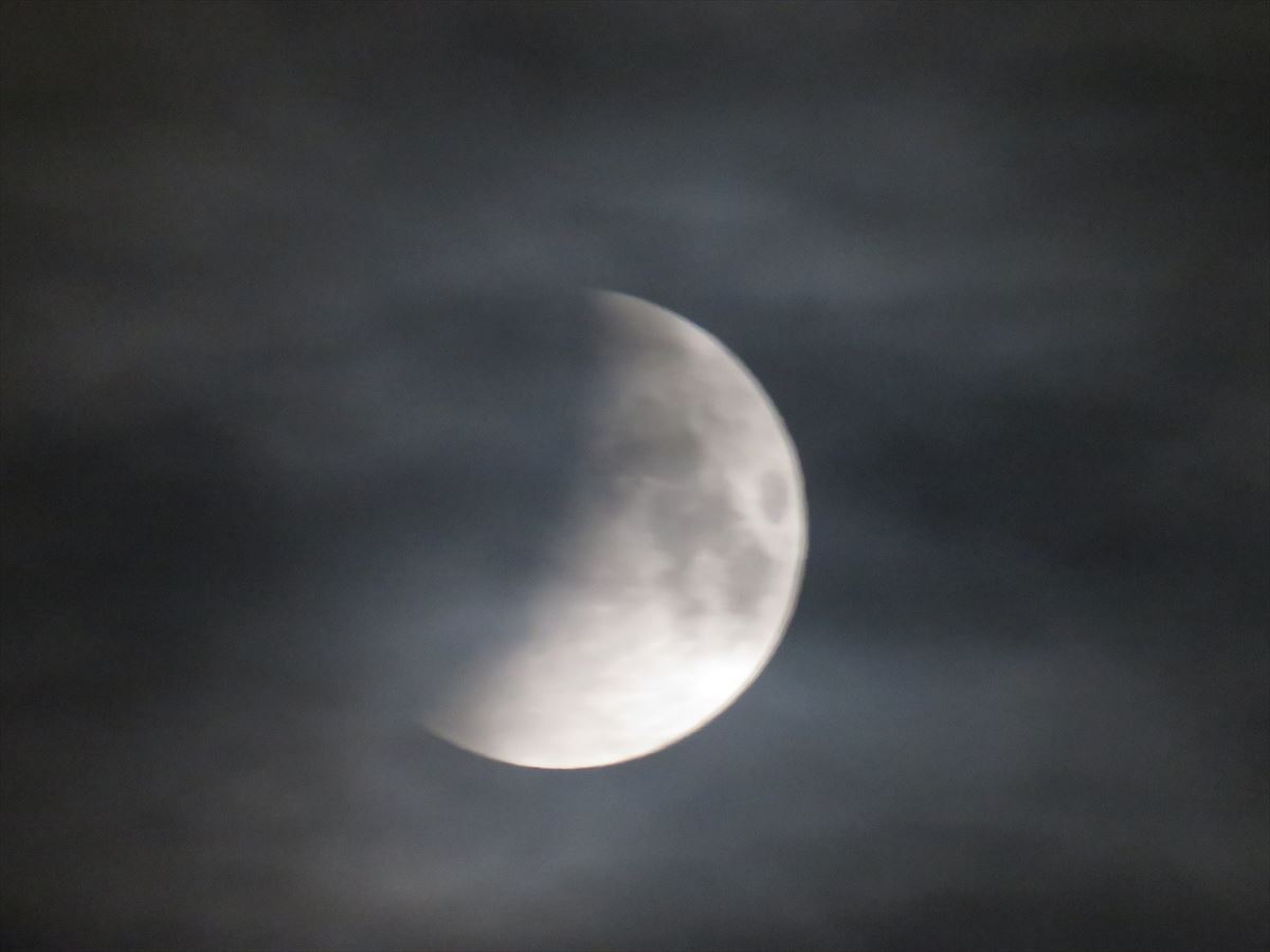 Eclipse total de luna captado desde Leaburu por Eduardo Recalde en mayo de 2022.