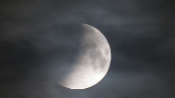 Eclipse total de luna captado desde Leaburu por Eduardo Recalde en mayo de 2022.